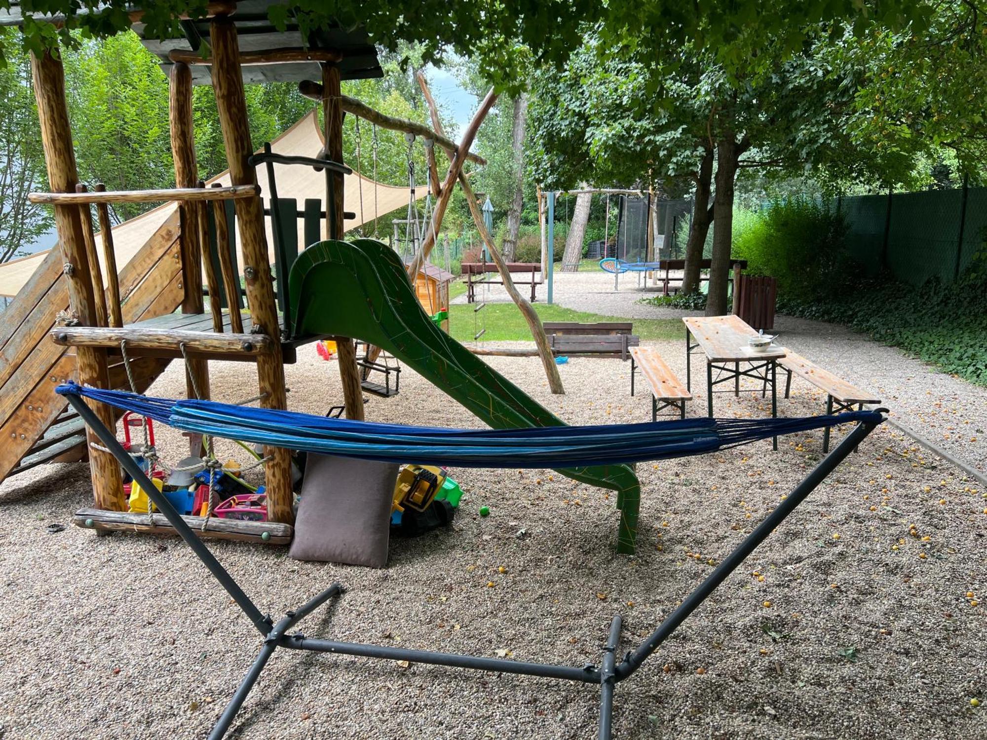 Forest Park Garden Apartment Bratislava Buitenkant foto